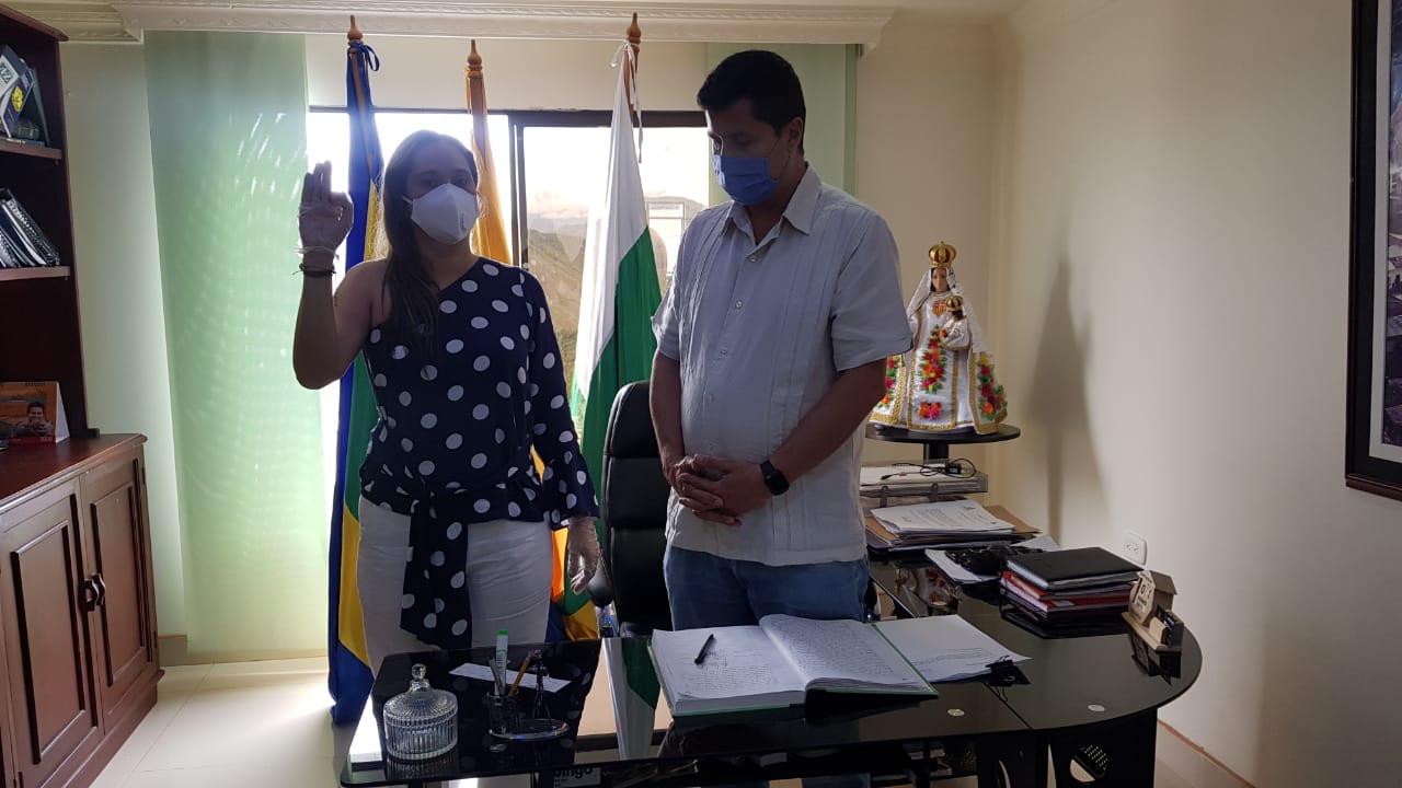 Paola Charry Mora, nueva gerente de la ESE Hospital ‘Luis Antonio Mojica’ de Nataga Huila y el alcalde Héctor Ángel Amezquita.